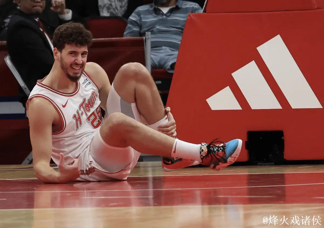 申京穿着Lebron NXXT Gen，空砍33分10篮板10助攻